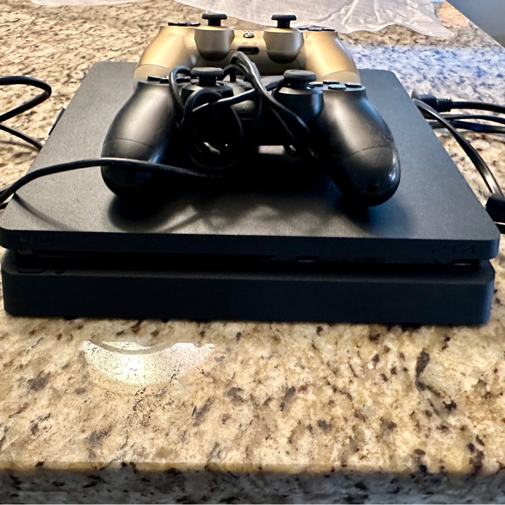 PlayStation PS4 Console with Gold and Black Controllers and 7 Physical Games - Picture 3 of 7